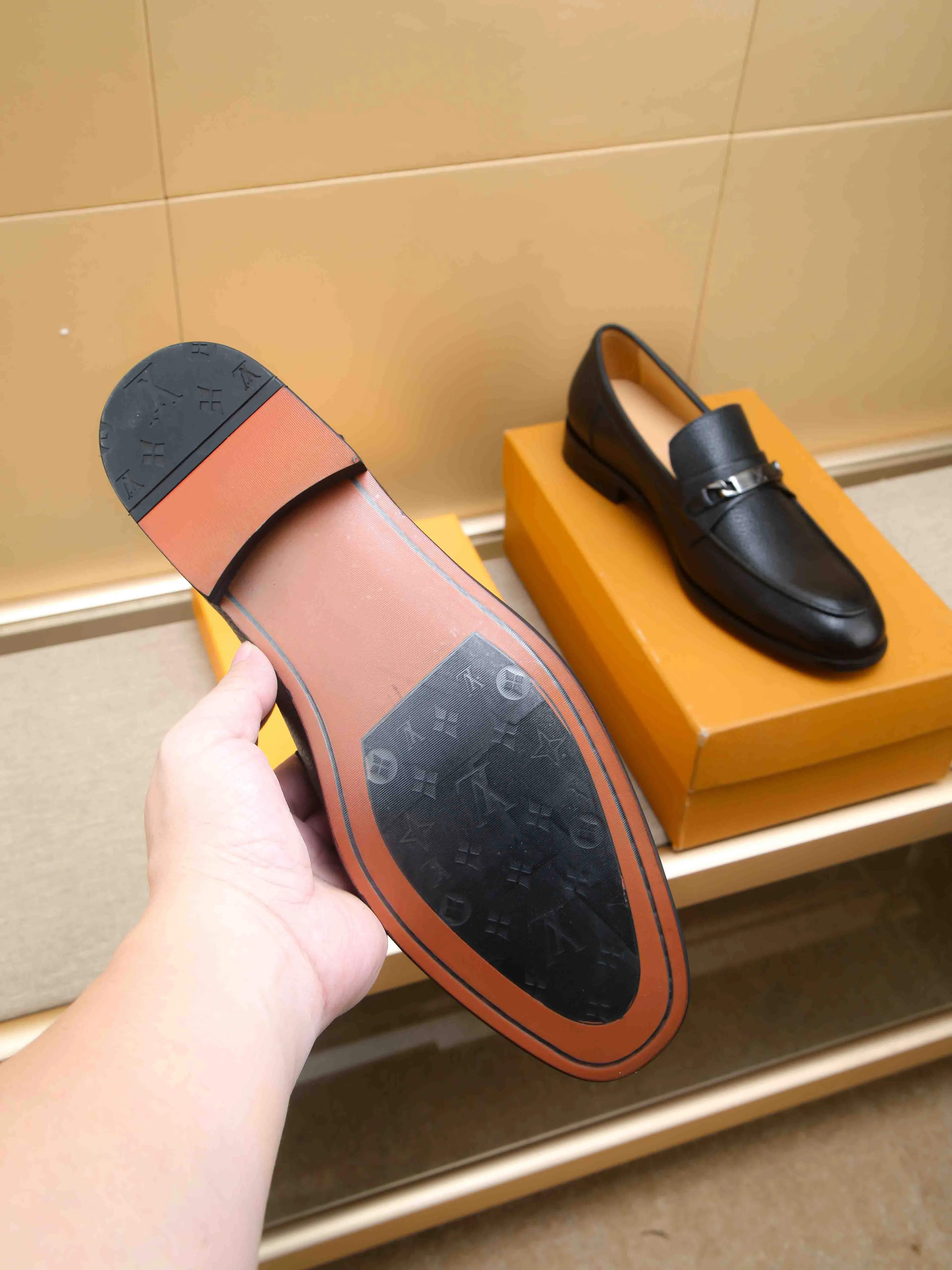 Men's shoes 💰 460 💰 Louis Vuitton LV ® 🆕 model 🔛Full shoe counter, first layer cowhide, 🐂leather lined casual shoes for men, super soft outsole, essential for driving. Counter synchronization, original first layer cowhide, completely 1:1 mold customization🌹top version, color optional! Number: 39-44 (customized at 38.45)